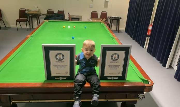 Mới 2 tuổi, fan nhí của MU xác lập 2 kỷ lục Guinness