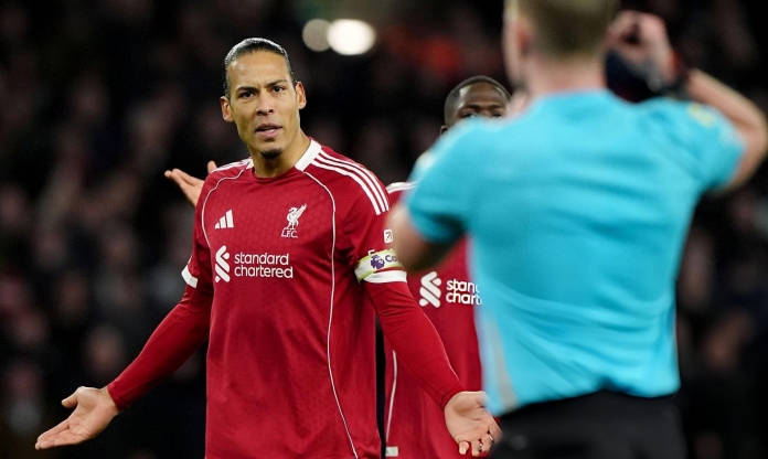 Thua sốc đội bét bảng, CĐV Liverpool đòi 'tống cổ' một công thần