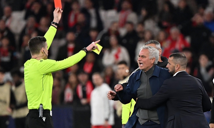 Jose Mourinho nhận thẻ đỏ trong trận 'Siêu kinh điển'
