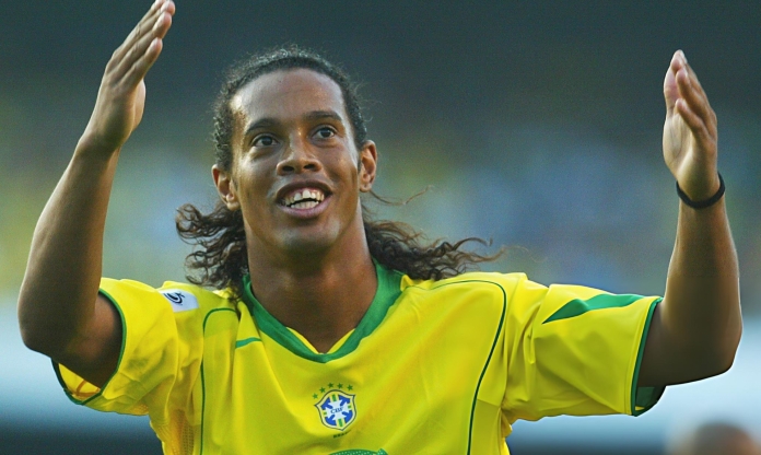 Ronaldinho tái xuất thi đấu tại Anh