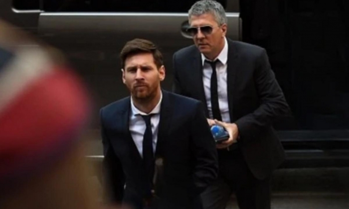 Một đời đứng sau Messi