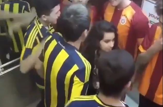 HÀI HƯỚC: Fan Fenerbahce và Galatasaray hợp tác trêu gái xinh và cái kết bất ngờ