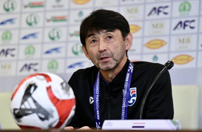 HLV ĐT Thái Lan đổ lỗi mặt sân về trận thua trước đội hạng 142 FIFA