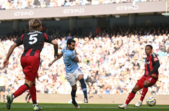 Thắng nghẹt thở Fulham, Man City bám sát ngôi đầu của Liverpool