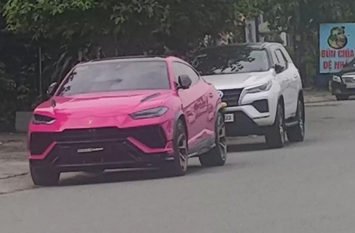 Siêu SUV Lamborghini Urus Performante màu độc xuất hiện trên đường phố Việt