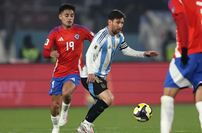 Messi mờ nhạt, Argentina thắng tối thiểu Chile