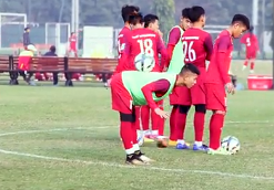 VIDEO: Sao U22 Việt Nam gây sốt với màn chơi bóng bằng lưng