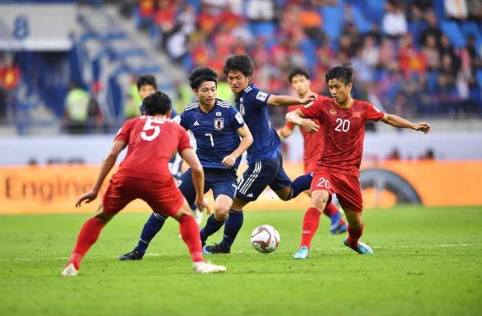Báo Anh: 'Nhật Bản thắng nhờ quyết định tranh cãi của VAR'