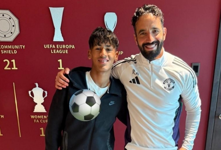 Thần đồng 14 tuổi làm điều không tưởng tại MU