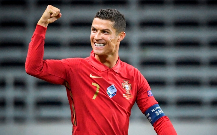 Giữa lúc 'bão tố', Ronaldo bất ngờ bị ‘người nhà đâm sau lưng'