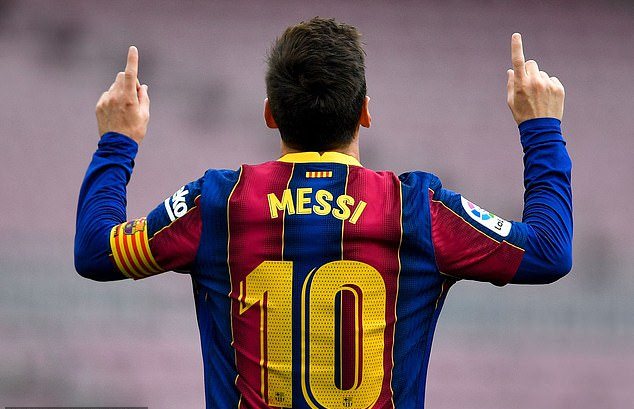 Quặn lòng khoảnh khắc Lewandowski nhận ra Messi vẫn là số 1 ở Barca