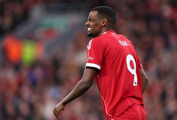 Liverpool trả giá đắt tại C1, 'bom tấn' 125 triệu chấn thương