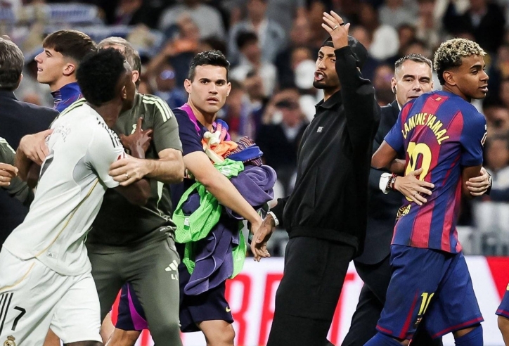 Không thi đấu, sao Barca vẫn bảo vệ Yamal giữa cuộc hỗn chiến