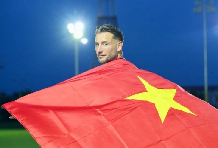 Cựu hậu vệ Ajax tiết lộ mức thu nhập bất ngờ ở Việt Nam