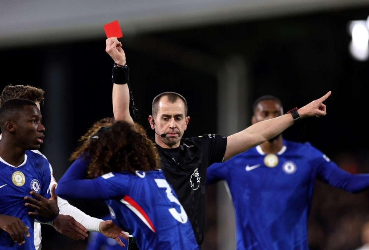 Sao Chelsea bị chỉ trích nặng nề vì tấm thẻ đỏ ngớ ngẩn