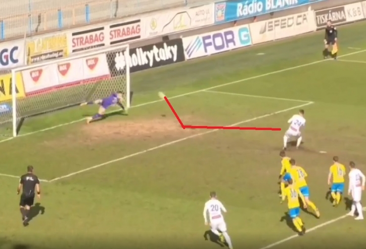 VIDEO: Quả penalty kỳ quặc nhất thế giới, sút một đằng bóng bay một nẻo