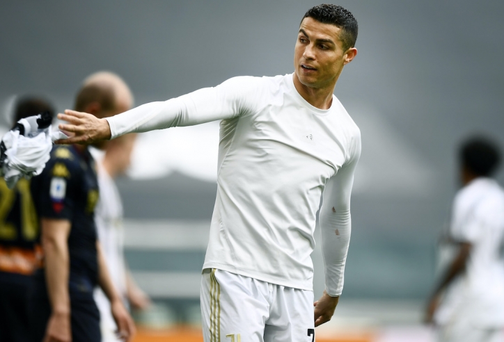 Ronaldo ném áo vào cậu bé nhặt bóng vì tức giận?