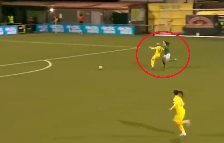 VIDEO: Nữ cầu thủ phạm lỗi thô thiển nhất nhất quả đất, bóng đi người ở lại
