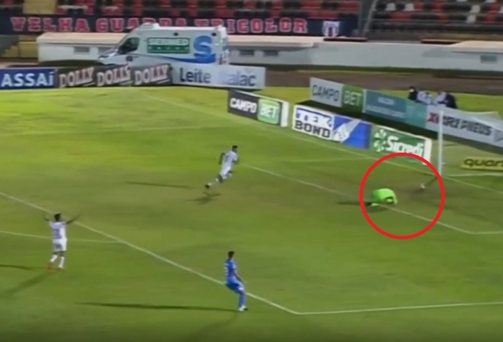 VIDEO: Pha phản lưới nhà lú nhất thế giới, thủ môn vồ ếch nhìn bóng vào gôn