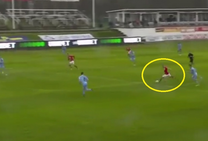 VIDEO: Cú sút từ giữa sân khiến cả bóng lẫn thủ môn bay vào lưới