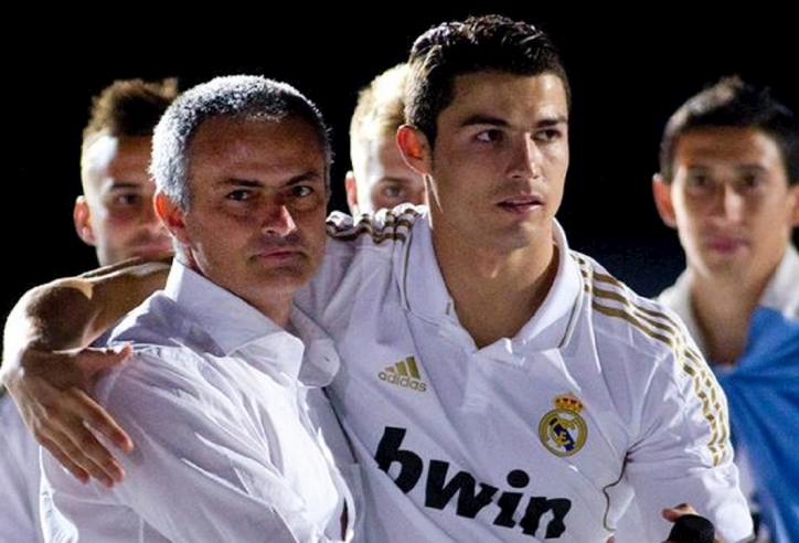 Thầy cũ chính thức liên lạc, Ronaldo 'hy sinh' để đến bễn đỗ không ngờ?
