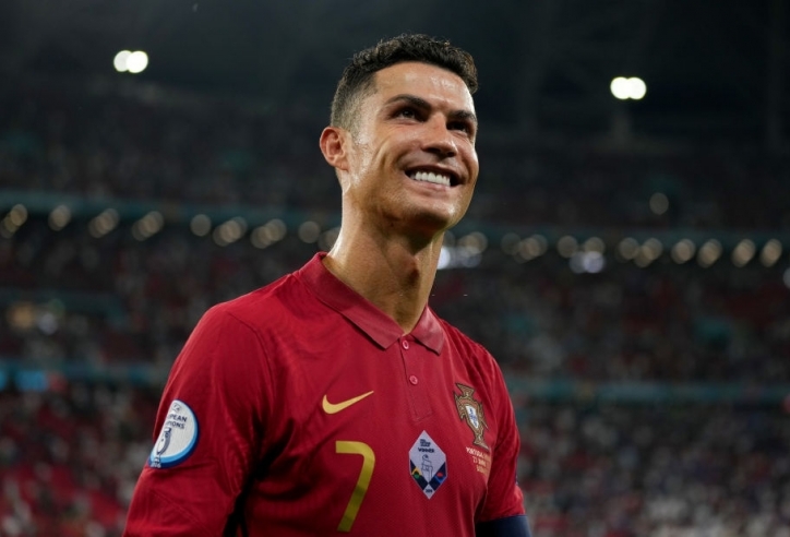 Ronaldo lập siêu kỷ lục vĩ đại nhất lịch sử bóng đá thế giới
