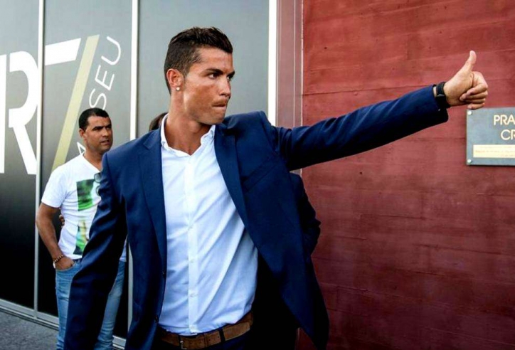 Rời MU, Ronaldo ký hợp đồng với đội bóng nằm ngoài châu Âu?
