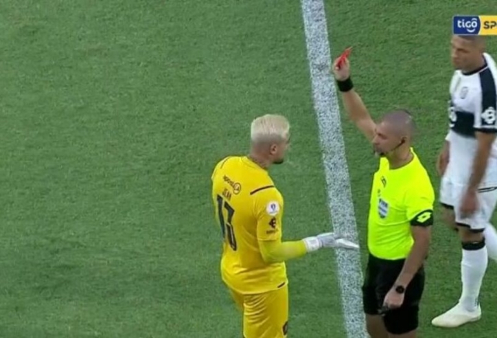 Chiếc thẻ đỏ kỳ lạ thế giới, thủ môn chưa kịp thi đấu đã bị đuổi ra