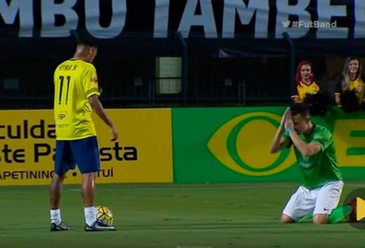 Neymar biểu diễn kỹ thuật khiến đối thủ quỳ lạy ngay trên sân