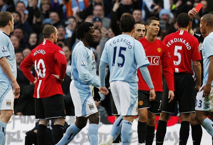 Ronaldo nhận thẻ đỏ trực tiếp, MU thảm bại trước Man City năm 2006