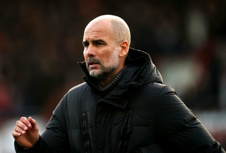 Pep Guardiola tức giận, hành động không đẹp với thành viên ban huấn luyện