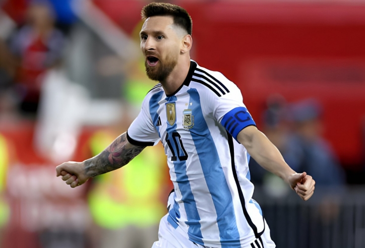 Messi xin đổi áo với 'thần tượng' khiến các khán đài trầm trồ