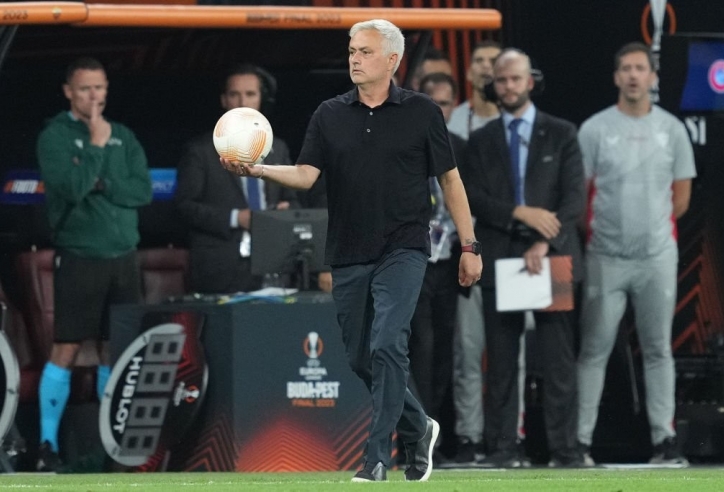 Thua Sevilla, Mourinho 'lại' vứt huy chương