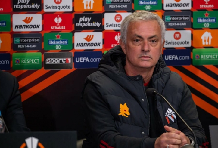 Jose Mourinho thừa nhận bất lực sau trận thua muối mặt tại Europa League
