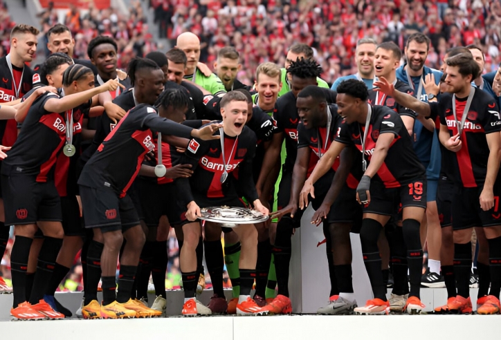 Khoảnh khắc Bayer Leverkusen nâng cao cúp vô địch Bundesliga