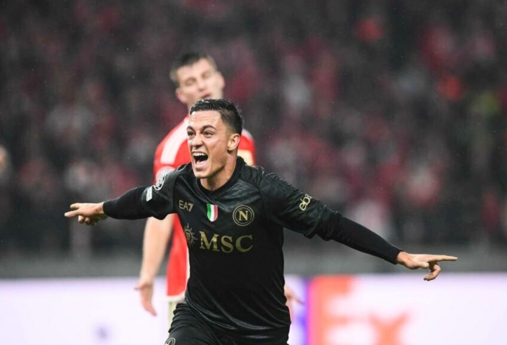 Chiến thắng nhọc nhằn, Napoli tiếp tục bám sát Real Madrid trên bảng xếp hạng