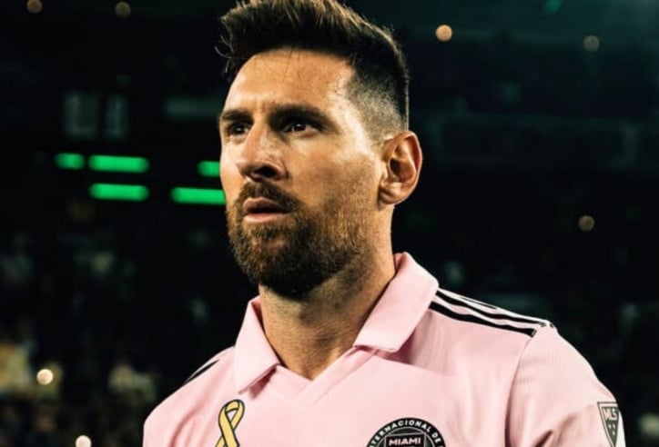 Messi nhận 'hình phạt' đau đớn từ fan