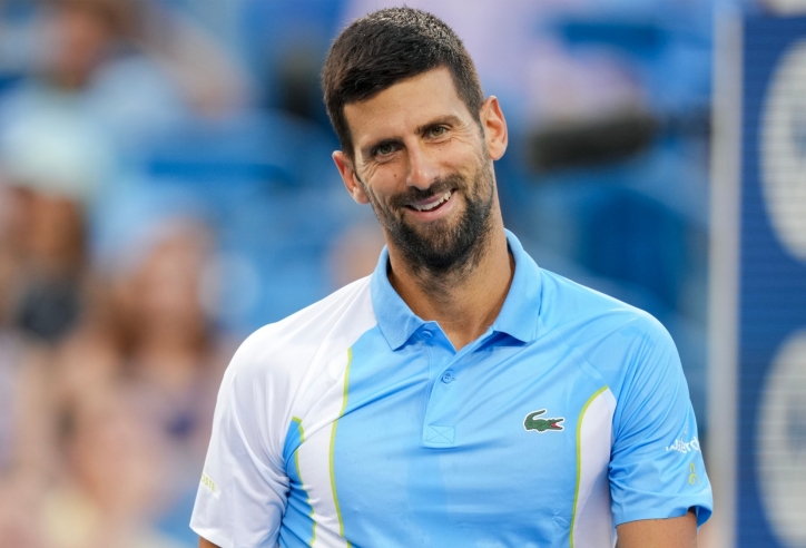 Djokovic 'vừa đấm vừa xoa' sau khi làm đối thủ bẽ mặt