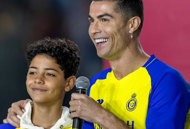 Con trai Ronaldo ghi bàn rồi ăn mừng Siu, fan khen ngợi hết lời