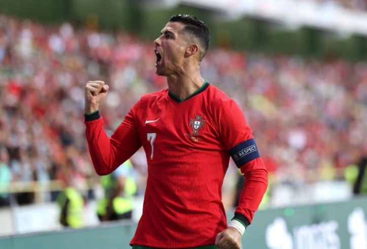 HLV Bồ Đào Nha: 'Ronaldo thật phi thường'