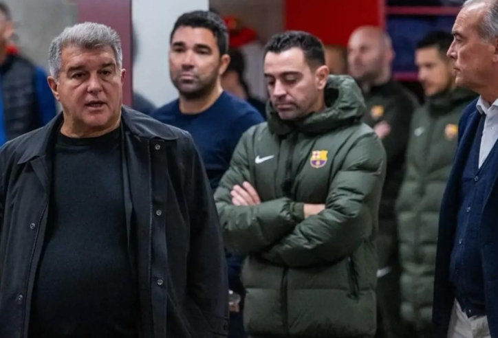 Chủ tịch Barcelona và huyền thoại 'cạch mặt' nhau