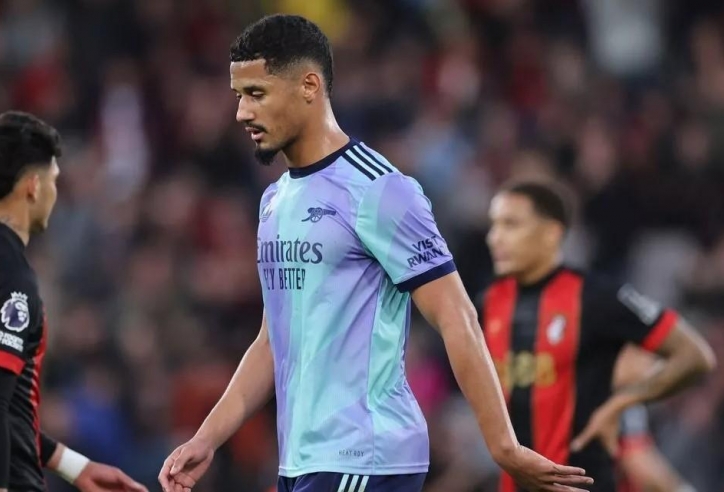 Saliba thẻ đỏ, Arsenal 'sốc nặng' trước đại chiến Liverpool