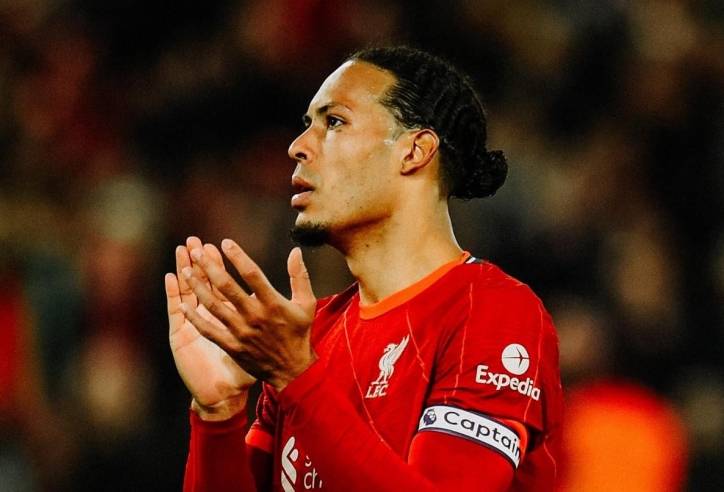 Van Dijk được người Tottenham 'chiêu mộ' ngay trong đường hầm