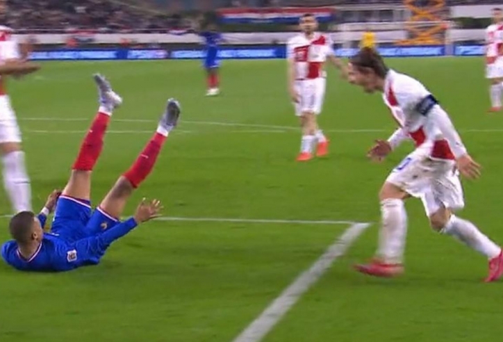 Modric 'dằn mặt' Mbappe vì ăn vạ kiếm penalty