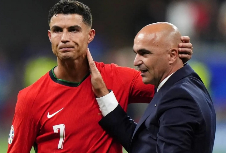 HLV Bồ Đào Nha nói thẳng về Ronaldo khi truyền thông chỉ trích