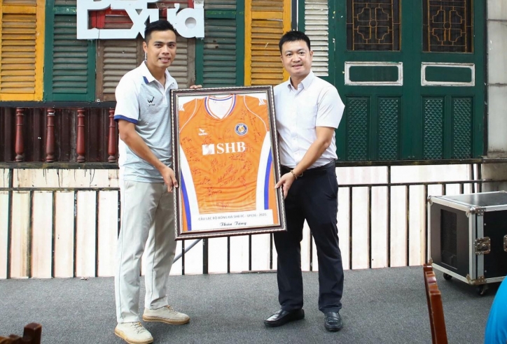 VPL-S6 2025: SHB FC khiến cầu thủ Friendly FC rơi nước mắt bằng món quà không ai ngờ tới