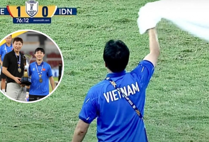 Trợ lý U23 Việt Nam vẫy khăn trắng khiến CĐV Đông Nam Á ngỡ ngàng