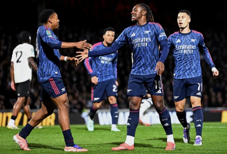Tân binh Eze mở tài khoản, Arsenal thắng dễ tại Carabao Cup