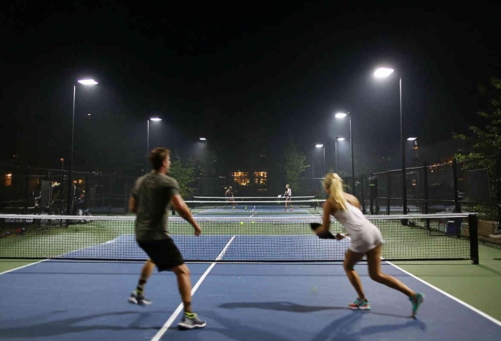 Cãi nhau với vợ, người đàn ông xách vợt đi chơi pickleball lúc nửa đêm