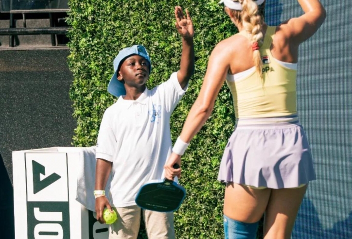 Cậu bé 8 tuổi 'chỉ đạo' giúp tay vợt số 1 pickleball thắng ngoạn mục